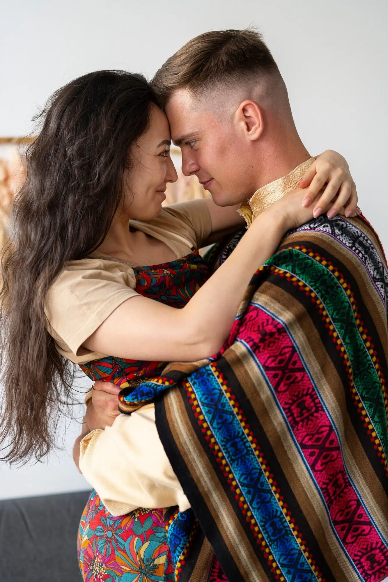 Lebensstil von Menschen, die in Innenräumen im Boho-Stil wohnen